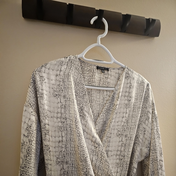 Dynamite blouse, size- xs, bodysuit Satin fabric, never worn , perfect condition - Picture 2 of 4